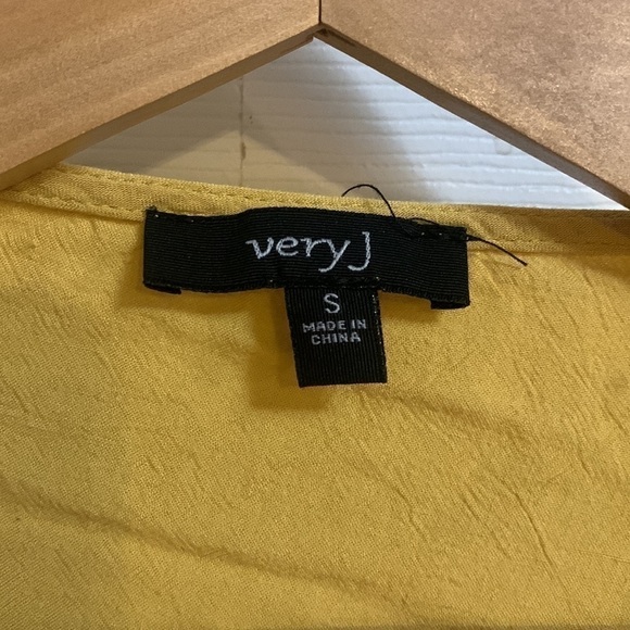 𝅺very J knotted crop top* - Picture 2 of 5